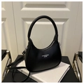Detalle del bolso de media luna negro con asa curva y texto de moda sobre el cuero - Negro