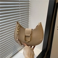 Bolso de hombro minimalista beige en forma de medialuna con hebilla dorada y cadena - Caqui