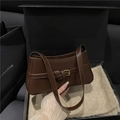 Bolso de hombro marrón oscuro clásico con hebilla de cinturón minimalista - café