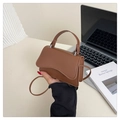 Mini bolso bandolera vintage en cuero marrón con solapa ondulada y detalles plateados - Marrón