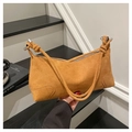 Detailansicht der senfgelben Wildleder-Schultertasche mit Knotendetail und Metallbeschlägen - Braun