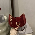 Sac à bandoulière demi-lune rouge foncé en cuir et daim avec boucle dorée en forme de D - Rouge