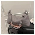 Detailansicht der grauen Hobo-Tasche aus Wildleder mit handgefertigtem Knotenschultergurt - Grau