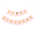 Nahaufnahme der rosa Schwalbenschwanz-Geburtstagsbanner mit goldener Happy Birthday Aufschrift - Rosa