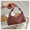 Schultertasche aus weinrotem Wildlederimitat mit Knotengurt und mattem Finish - Kaffeebraun