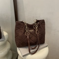 Gesteppte Tragetasche aus dunkelbraunem Wildleder mit goldener Kette für den Winter - Kaffeebraun