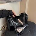 Sac fourre-tout vintage noir brillant avec chaînes argentées et texture cuir plissé - Noir