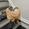 Borsa a mezzaluna minimalista in camoscio beige con patta in pelle e chiusura metallica - Cachi