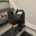 Borsa tote nera minimalista in finta pelle scamosciata con forma a mezzaluna e fibbia - Nero