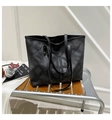 Gevoerde zwarte tote bag met geometrisch logo op houten kruk met lifestyle items - Zwart
