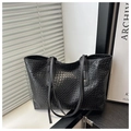 Detail der schwarzen gewebten Textur der Shopper-Tasche mit langen Schulterriemen - Schwarz