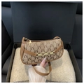 Dettaglio borsa tote marrone con monogramma M e catena dorata a forma di cuore - Marrone