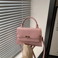 Rosafarbene minimalistische Umhängetasche mit Griff und goldenem Drehverschluss - Rosa