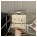 Mochila de cuero trenzado blanco crema con elegante cierre magnético dorado - Blanco