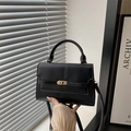 Minimalistische schwarze Lederhandtasche mit goldenem Drehverschluss für Damen - Schwarz