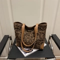Modische große Shopper-Tasche mit Leopardenmuster, braunem Kunstlederbesatz und Schultergurten - Braun