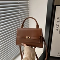 Minimalistische braune quadratische Handtasche aus Kunstleder mit goldenem Schloss - Braun