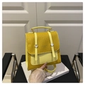 Detalle de mochila de cuero sintético amarillo con textura de cocodrilo y hebillas de plata - Amarillo