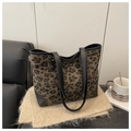 Leopard-Einkaufstasche mit schwarzen Lederriemen und dezentem Goldmetall-Detail - Schwarz