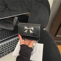 Zwarte crossbody tas met zilveren vlindergesp en elegante metalen kettingriem - Zwart