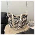 Modische Leopard-Print Shopper Tasche mit cremefarbenen Riemen in gemütlicher Optik - Weiß