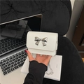 Witte mini crossbodytas met een zilveren metalen vlinderstrik en kettingriem - Wit