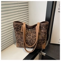 Detail der Leopard-Tragetasche mit braunem Besatz und goldenem Metallakzent - Braun