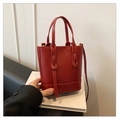 Bolso tipo cubo minimalista en cuero rojo con asas y correa de hombro ajustable - Rojo