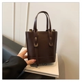 Bolso cubo café oscuro en cuero texturizado con elegantes acabados dorados - café
