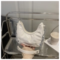 Detail der weißen Mondsichel-Tasche aus Lackleder mit Silberkette und breitem Riemen - Weiß
