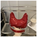 Nahaufnahme der roten glänzenden Lackleder-Halbmondtasche mit silbernen Metallketten - Rot