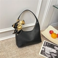 Grande borsa hobo in pelle martellata nera con foulard di seta vintage sul manico - Nero
