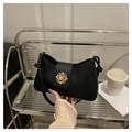 Borsa a spalla nera in finta pelle con fibbia floreale dorata e tracolla con nodi - Nero