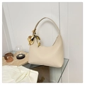 Dettaglio ravvicinato della borsa hobo beige in pelle martellata con foulard di seta - Bianco Sporco