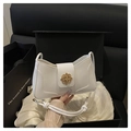 Elegante borsa sottobraccio bianca in ecopelle con fibbia a fiore dorata in confezione - Bianco