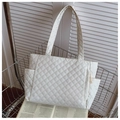 Beige Stepp-Tote Bag mit Rautenmuster und praktischen Seitentaschen für den Alltag - Weiß