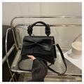 Bolso cuadrado negro elegante con lazo grande y asa trenzada para mujer moderna - Negro
