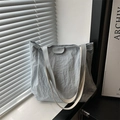 Bolso tote minimalista de nailon plisado gris claro con correas para el hombro - Azul