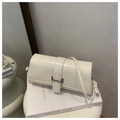 Bolso de hombro minimalista en ecocuero beige brillante con hebilla plateada y nudo - Blanco