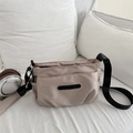 Minimalistische beige wasserabweisende Nylon-Umhängetasche mit verstellbarem Schultergurt - Khaki