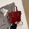 Weinrote Mini-Tote-Tasche aus Lackleder mit goldenen Nieten und verstellbarem Riemen - Burgunderrot