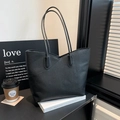 Bolso tote grande negro con textura de lichi, corte en V y correas finas al hombro - Negro