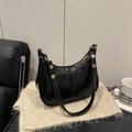 Bolso de hombro media luna minimalista en cuero brillante negro con remaches dorados - Negro