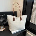 Elegante bolso tote de cuero granulado blanco crema con costuras en V y asas finas marrones - Blanco