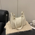Elegante bolso hobo de cuero PU blanco crema con remaches dorados y cremallera - Blanco