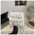 Détail d'un mini sac à dos blanc en similicuir avec lettrage coloré et boucle de fermeture - Blanc Sans Pendentif