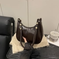 Bolso retro chocolate brillante debajo del brazo con remaches dorados y metal - café