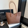 Bolso tote marrón de cuero litchi con diseño asimétrico y correas delgadas - Marrón