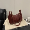 Bolso de hombro media luna minimalista en cuero burdeos vintage con costuras elegantes - Rojo