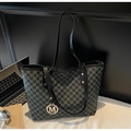 Détail du cabas noir avec imprimé M gris et pendentif en métal doré de luxe chic - Noir